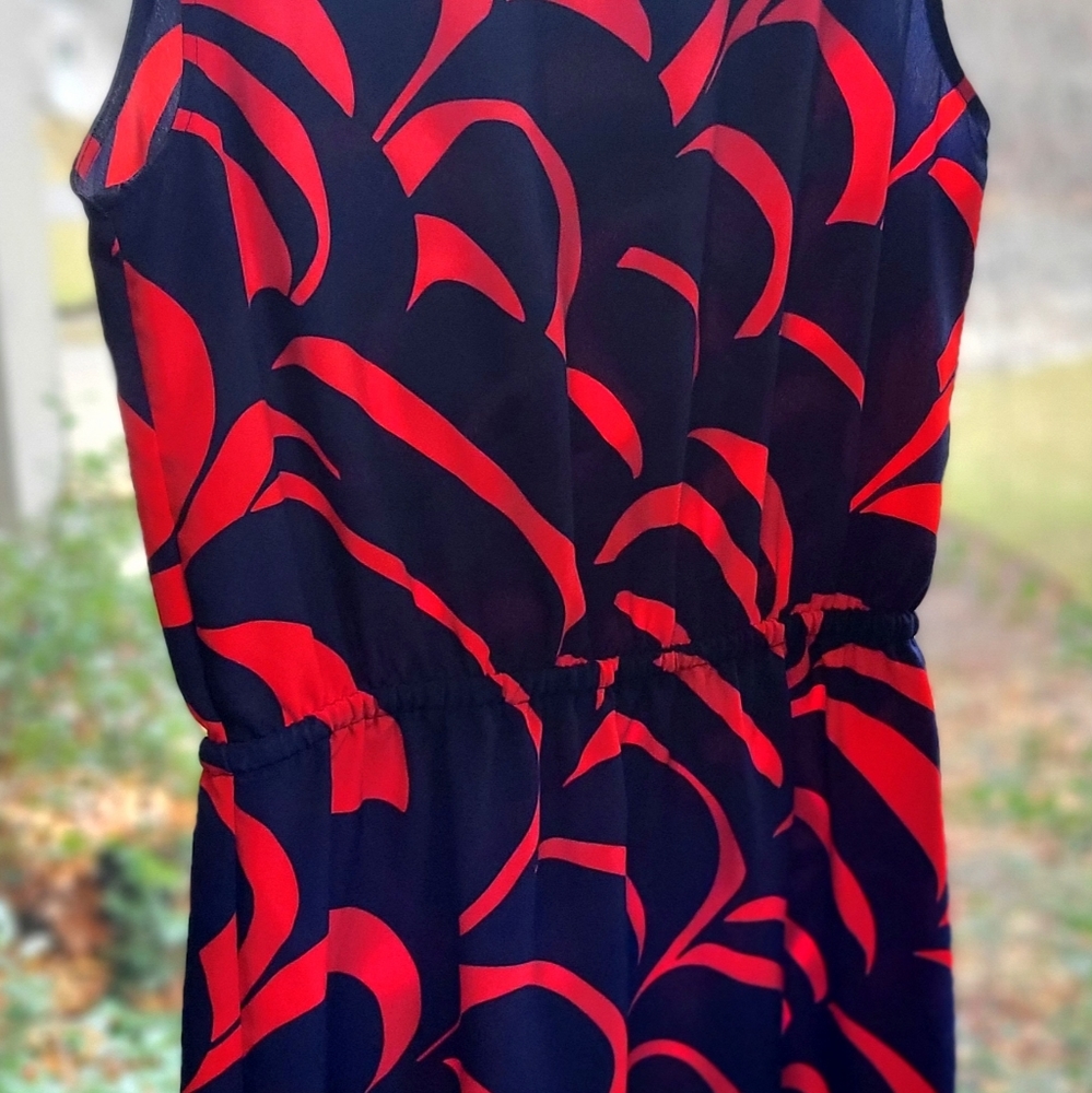 Sleeveless, mod navy and red patterned, minidress with tie waist belt